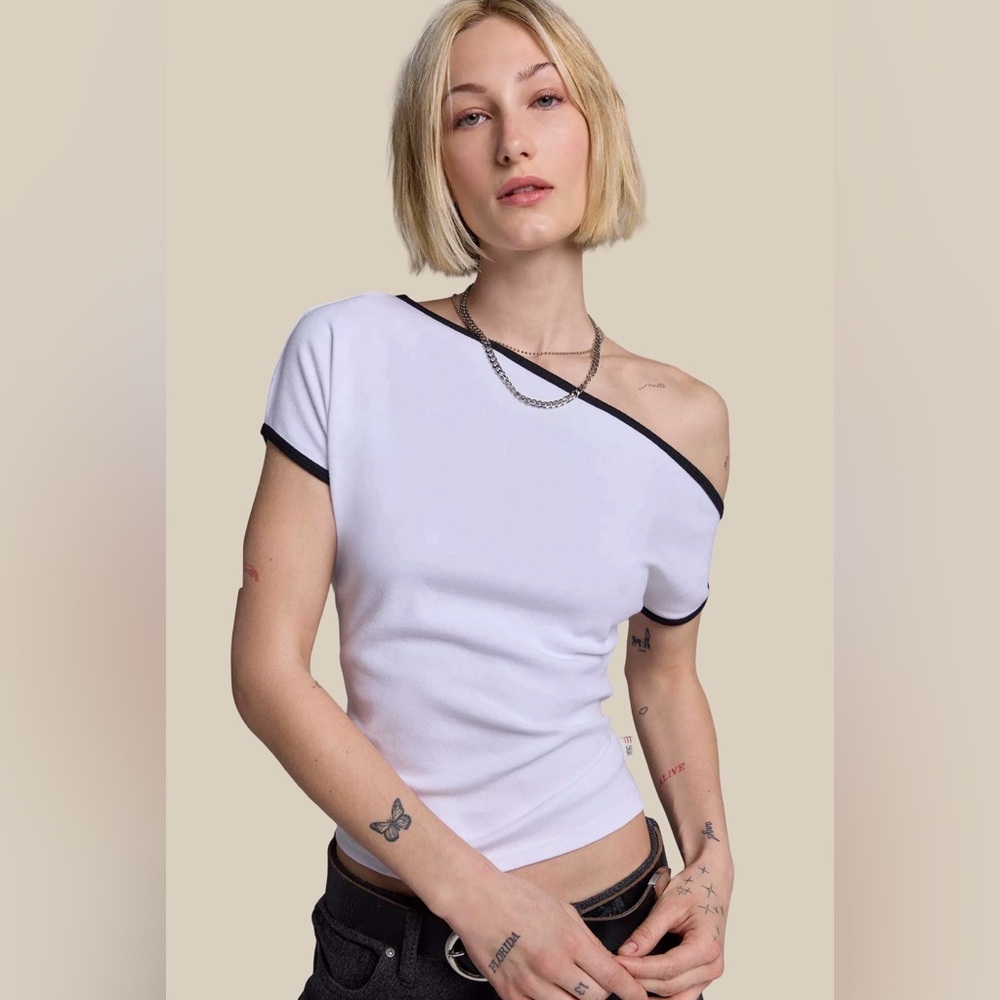 BDG Sarah Off The Shoulder Cropped Tee White With Black Trim SZ M Cotton Spandex